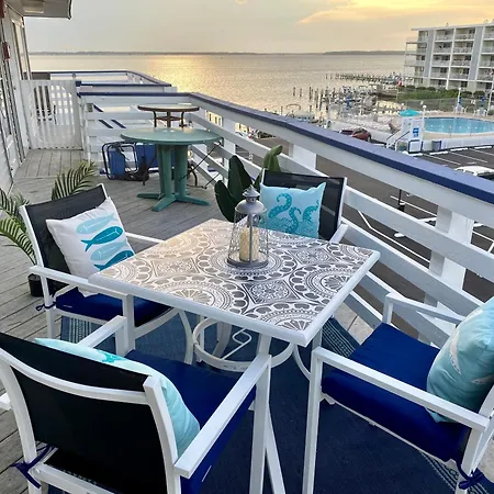 Renovated 2-Bedroom Condo With Bay Views, Near Convention Center & Beach
